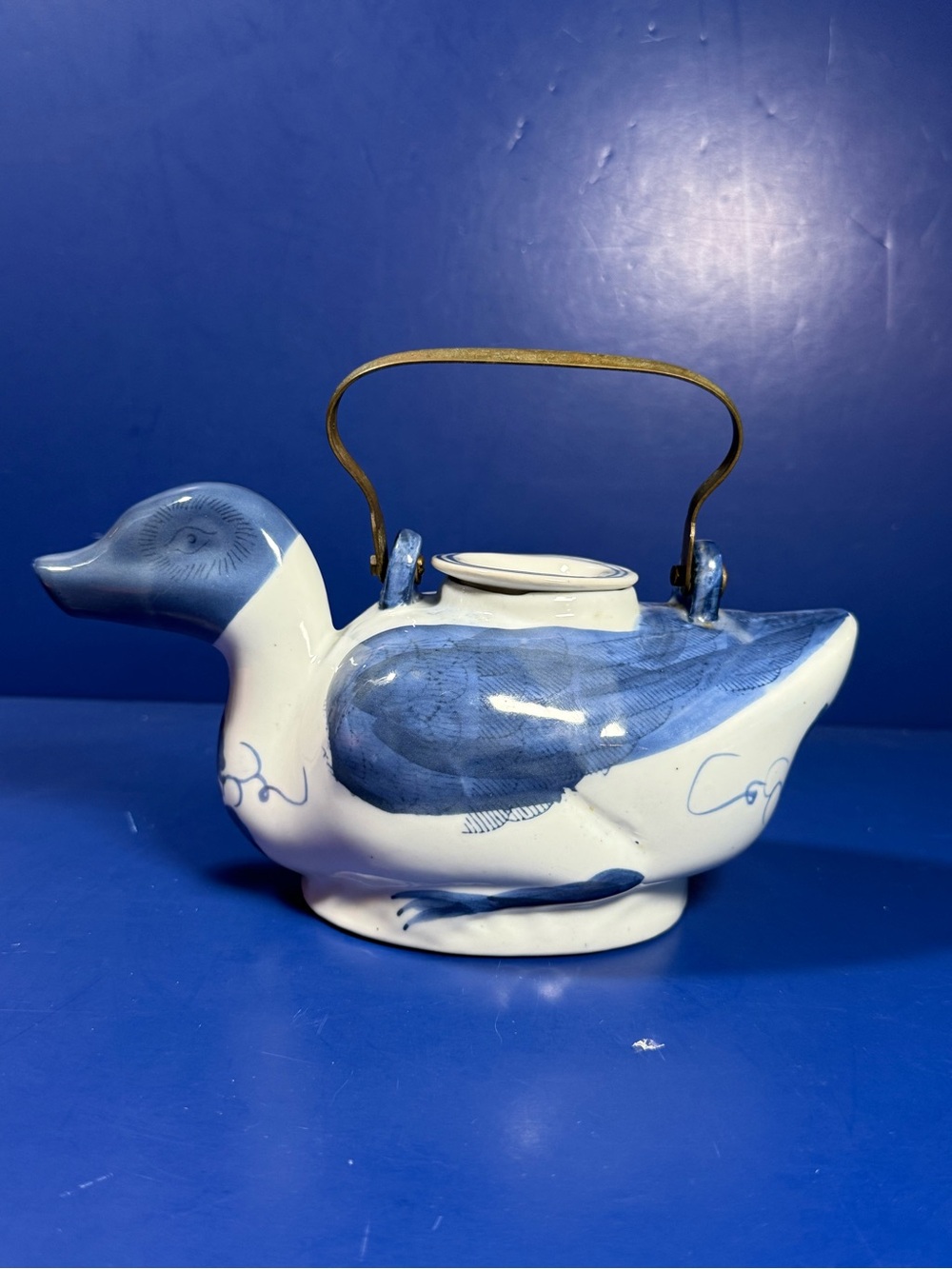 VTG Hand‑Painted Chinoiserie Ceramic Duck Teapot w Metal Handle – Blue & White
